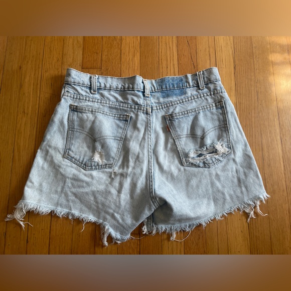 80s Vintage Light Wash Levi’s Cut off Jean Shorts - Picture 8 of 9
